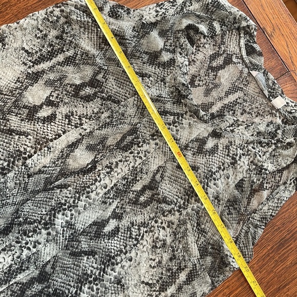 New York & Co black White Grey Snake Animal Print Sleeveless top Large Sheer - Picture 4 of 8